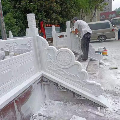 漢白玉旗臺欄板欄桿安裝，細節(jié)打磨處理