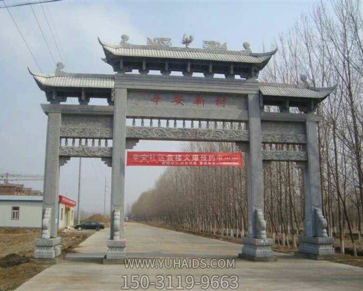 三間四柱仿古牌樓，青石村口入村牌坊雕塑