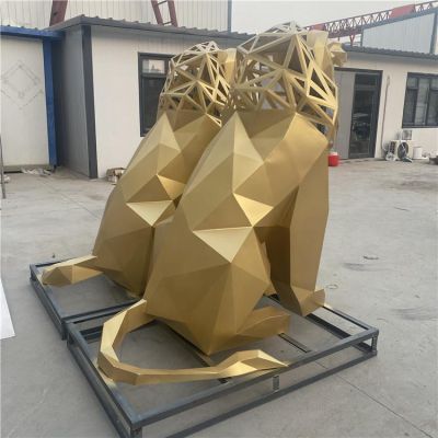 景點(diǎn)戶(hù)外擺放一對(duì)噴金玻璃鋼抽象幾何切面鏤空獅子雕塑