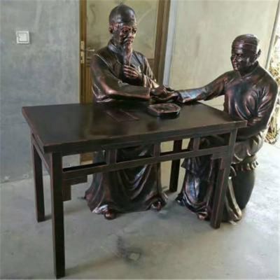 中醫(yī)人物景觀雕塑，玻璃鋼仿銅擺件把脈的情景小品