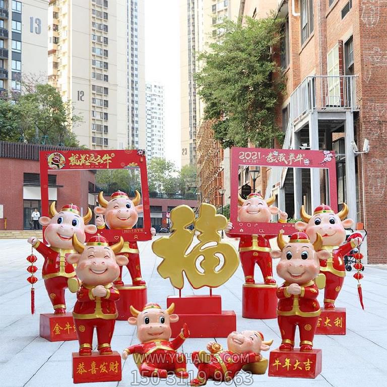 商場(chǎng)擺放多只紅色玻璃鋼福氣滿滿牛雕塑