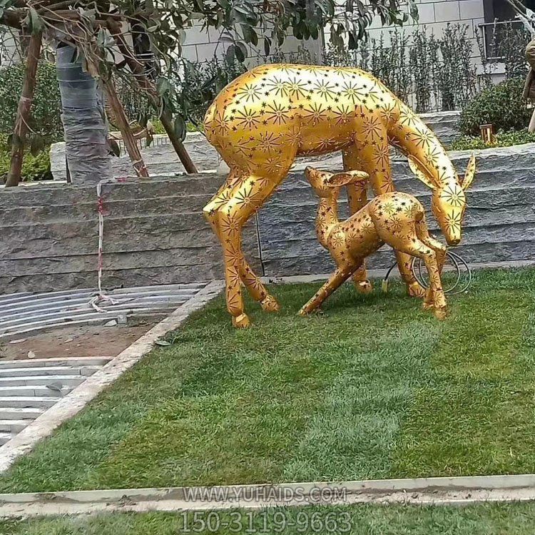 不銹鋼鏤空母子鹿，金色梅花鹿雕塑