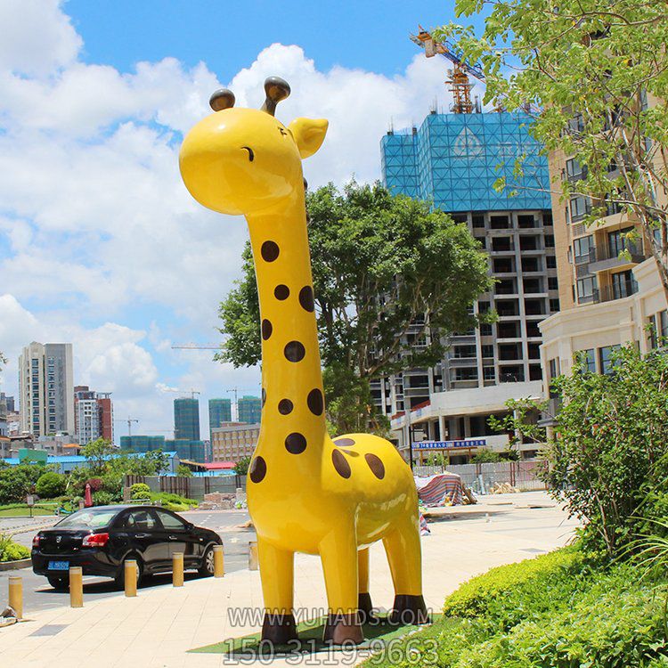 可愛的卡通長頸鹿，大型卡通動物景觀雕塑