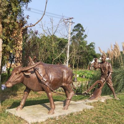農(nóng)夫和耕牛耕地雕塑，農(nóng)耕主題場(chǎng)景雕塑