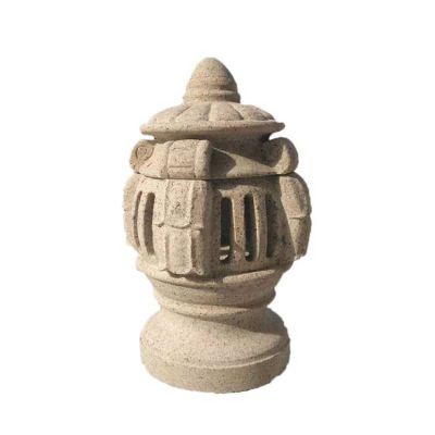 寺院景點(diǎn)園林戶外草地擺放花崗巖中式石燈