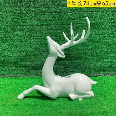 白色的梅花鹿，臥姿，仰頭，可上色