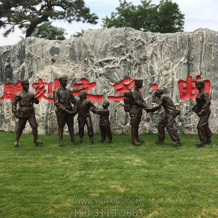 玻璃鋼仿銅人物，八路軍和鄉(xiāng)親握手的景觀擺件雕塑