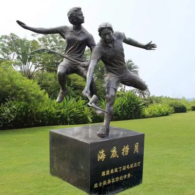 打羽毛球，鑄銅體育運動人物景觀雕塑