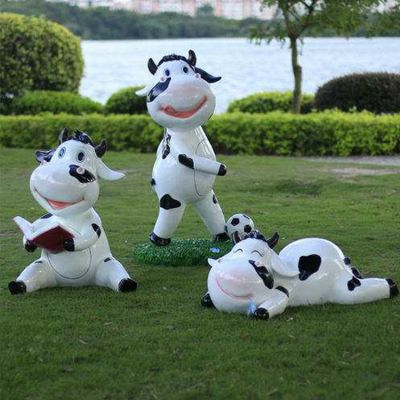 玻璃鋼噴漆卡通奶?？磿?踢足球趴著玩耍幼兒園組合小品