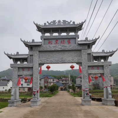 村口花崗巖石雕牌樓，三間四柱多層石牌坊
