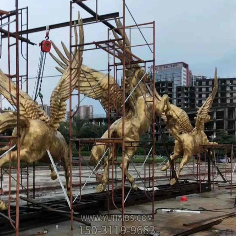 金色馬群，帶翅膀的飛馬雕塑