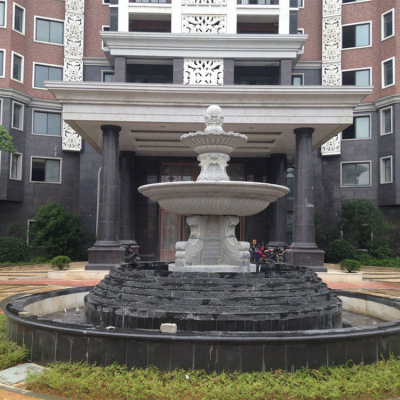辦公大樓大門前的噴泉水缽，雙層石雕流水缽