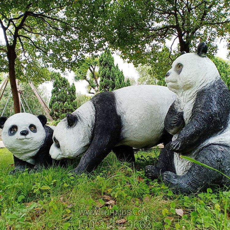 玻璃鋼熊貓雕塑，園林草叢動物擺件