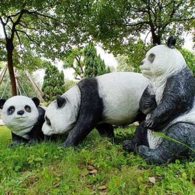 玻璃鋼熊貓雕塑，園林草叢動(dòng)物擺件
