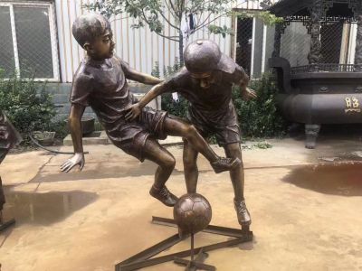 鑄銅踢球小孩子，校園運動人物雕塑擺件