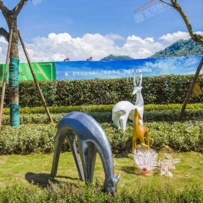 玻璃鋼抽象鹿雕塑，小區(qū)園林抽象動物擺件