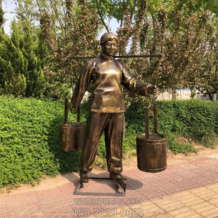 挑水的婦女，玻璃鋼仿銅勞動人物民俗生活雕塑