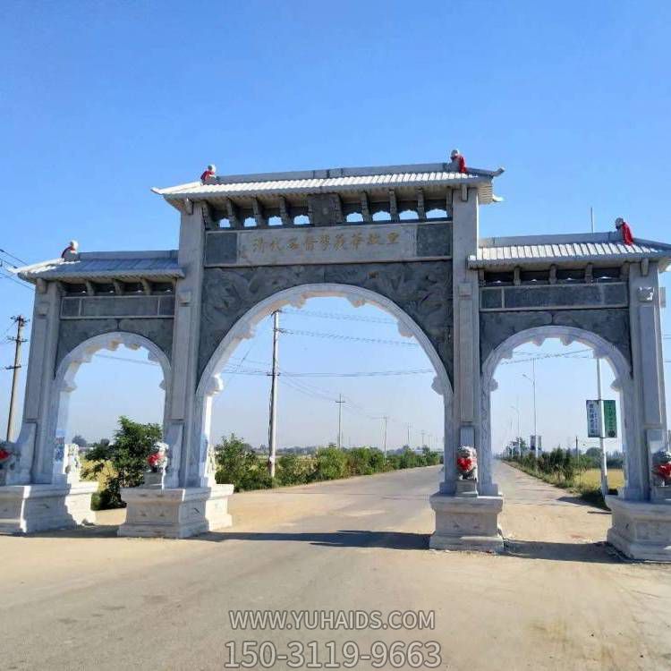 園林景區(qū)入口擺放青石雕刻現(xiàn)代新中式門(mén)牌坊雕塑