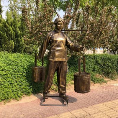 挑水的婦女，玻璃鋼仿銅勞動(dòng)人物民俗生活雕塑