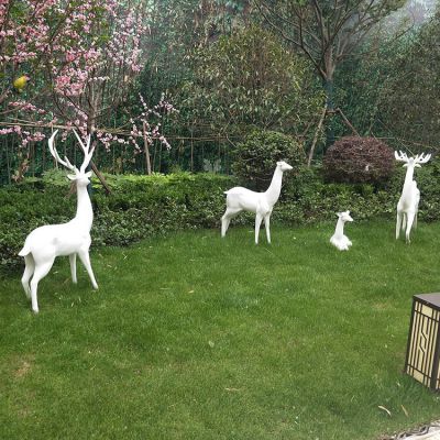 玻璃鋼白色鹿雕塑，小區(qū)園林草坪動物擺件