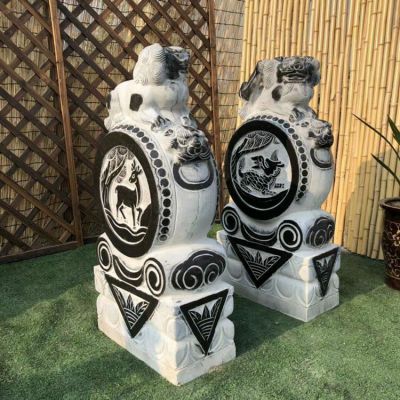 庭院門(mén)口一對(duì)青石石雕鎮(zhèn)宅抱鼓石雕塑