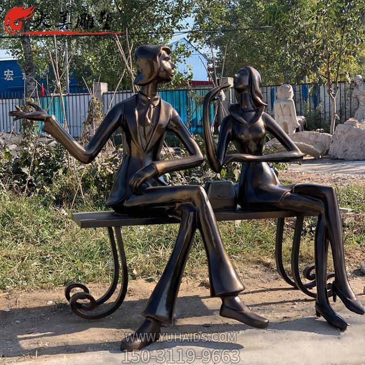 玻璃鋼情景雕塑，一對(duì)男女坐在鐵藝長(zhǎng)凳上手舞足蹈地交談