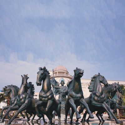 廣場大型玻璃鋼仿銅阿波羅展翅景觀雕塑，戶外園林馬群雕塑