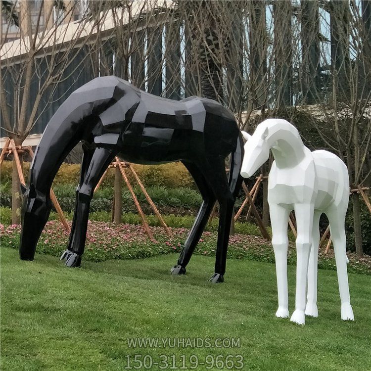 玻璃鋼馬兒，抽象塊面馬雕塑，黑白兩色，可改色