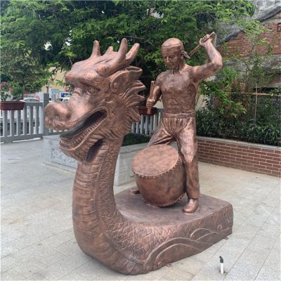 劃龍舟，龍頭龍舟敲大鼓的情景景觀雕塑