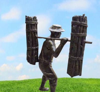 古代銅雕鄉(xiāng)村挑柴的老人雕塑、