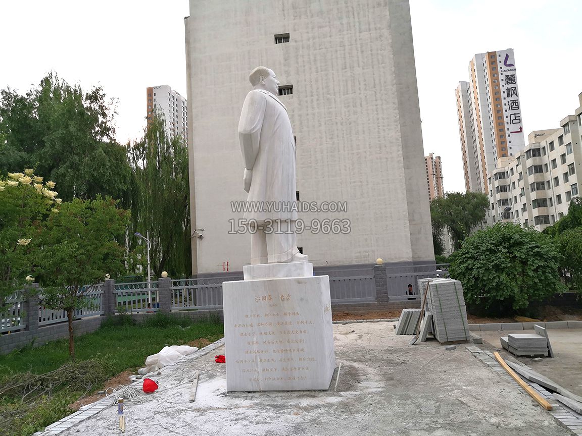青海石油博物館，漢白玉毛主席石雕像，側(cè)視效果