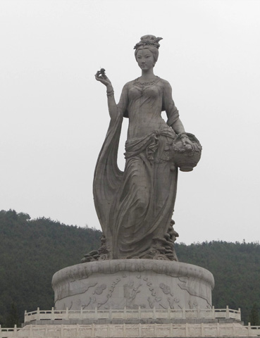 神女：總高51.9米，由1160塊花崗石構(gòu)成，自重1000多噸的茶山神女